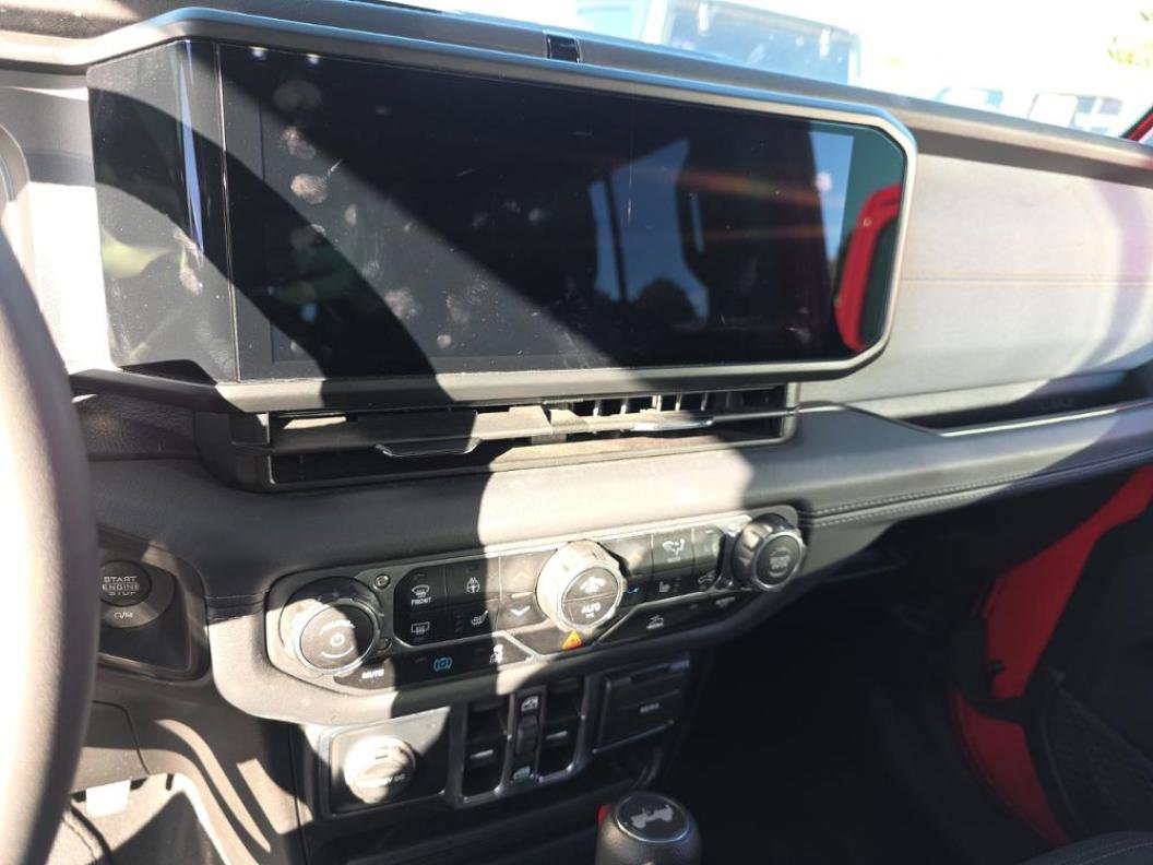 Used 2025 Jeep Wrangler Unlimited Sahara image 12