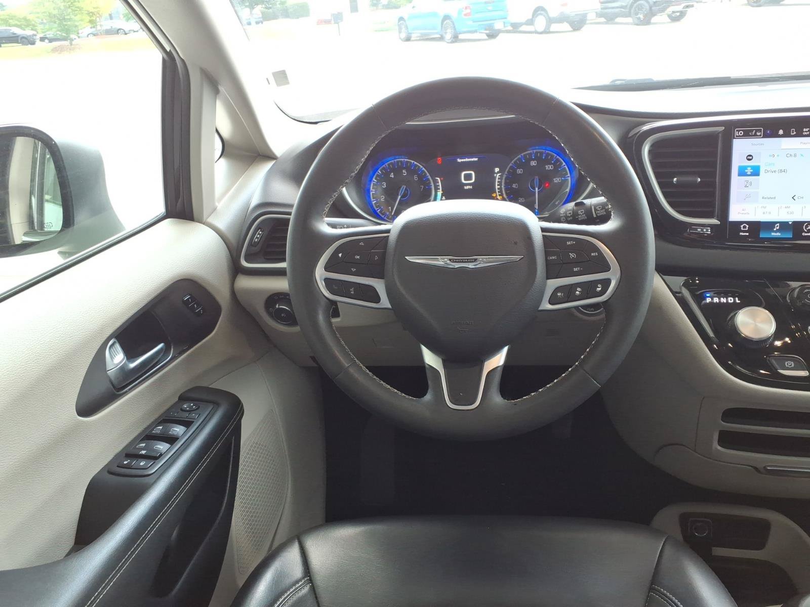 Used 2023 Chrysler Pacifica Touring-L FWD image 18