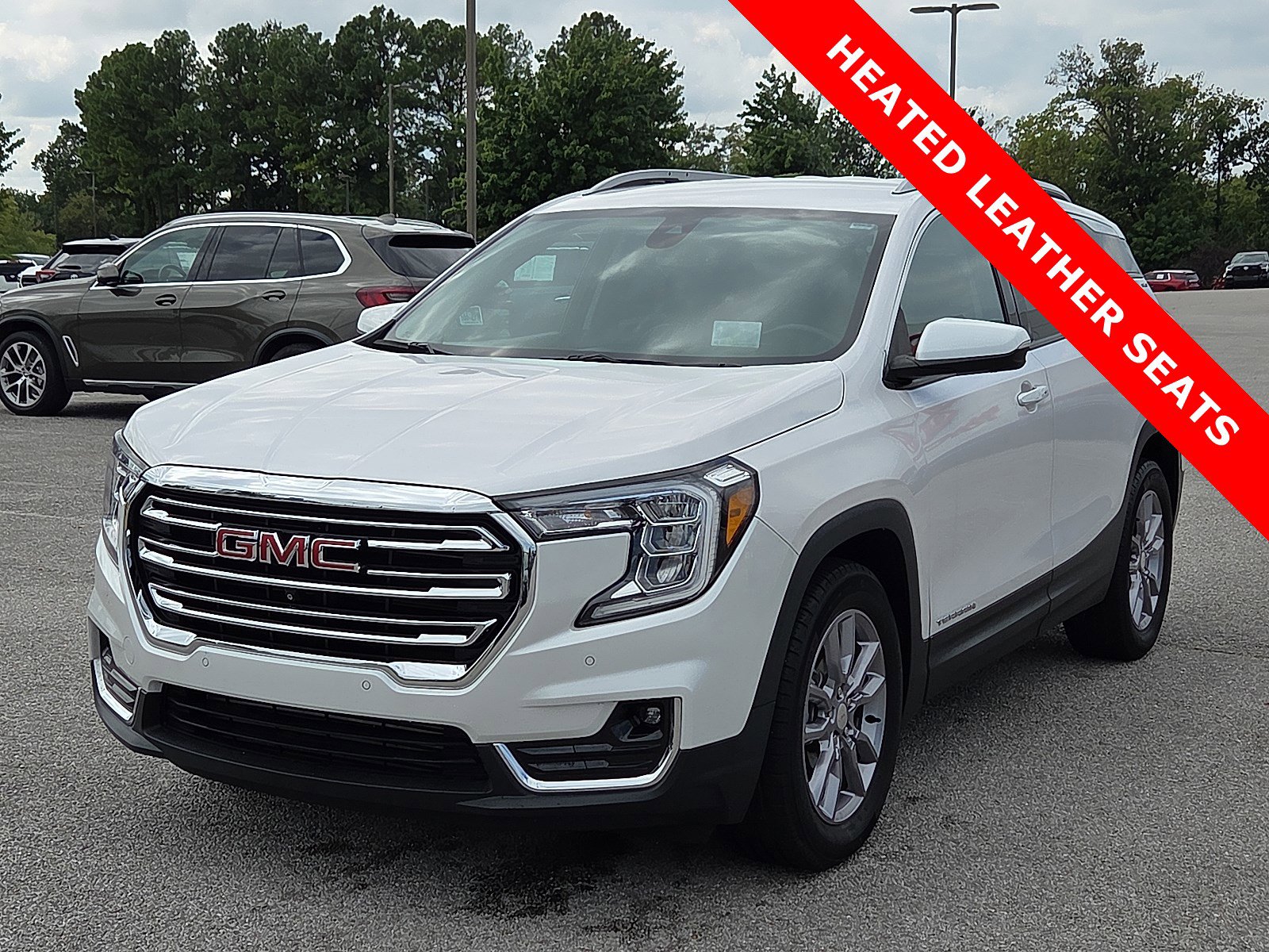 Used 2022 GMC Terrain SLT w/ Tech Package image 2