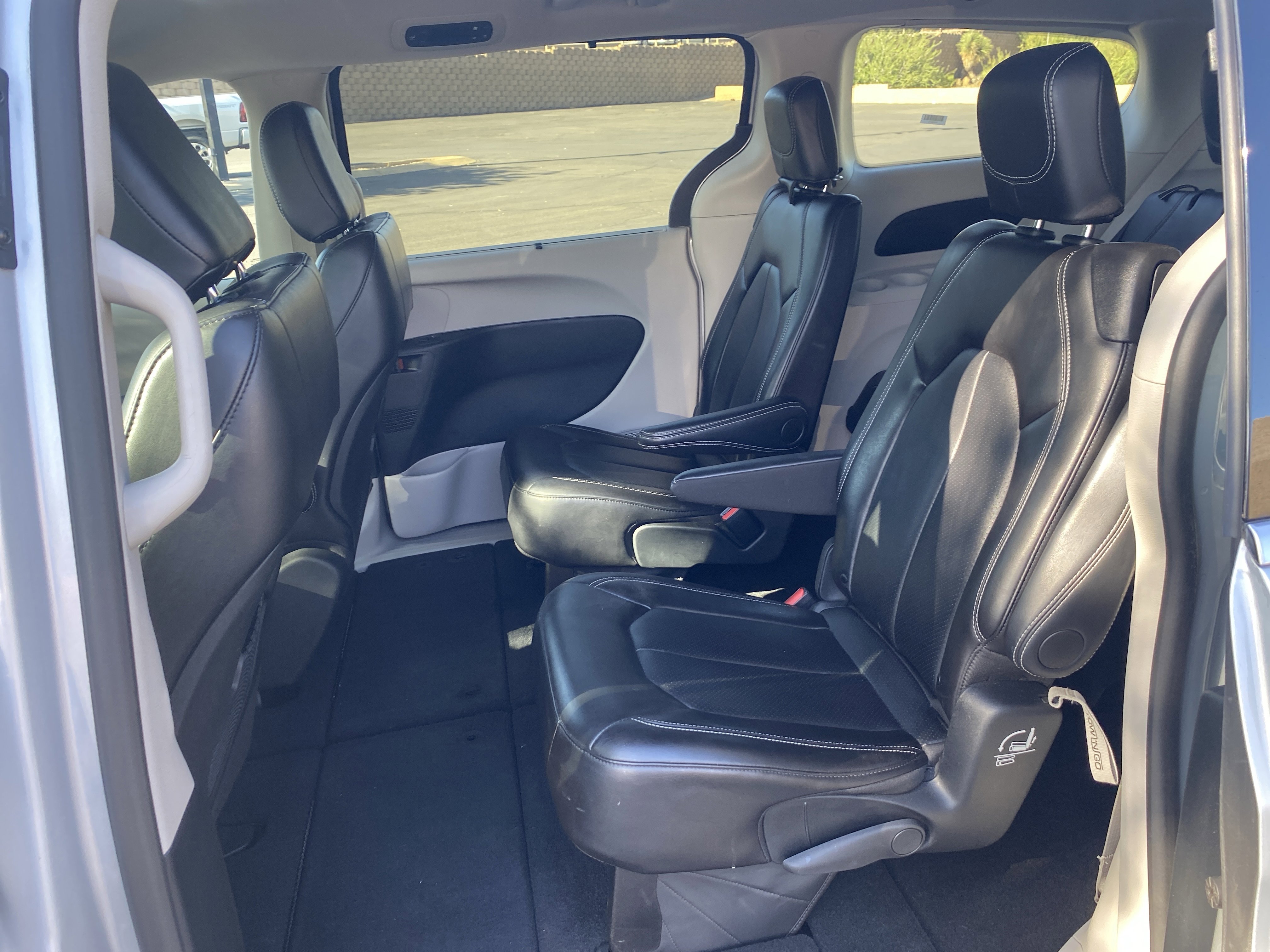 Used 2024 Chrysler Pacifica Touring-L FWD image 18
