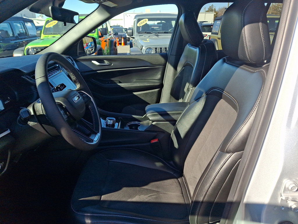 Used 2025 Jeep Grand Cherokee Altitude image 23