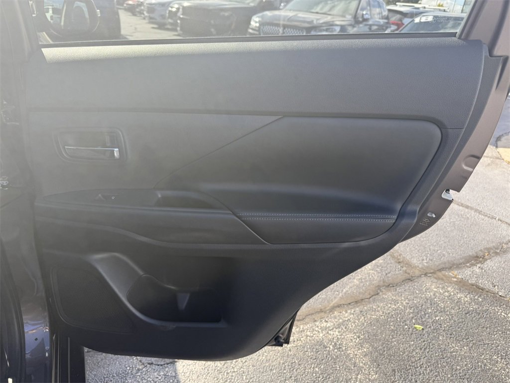 Used 2019 Mitsubishi Outlander SE image 32