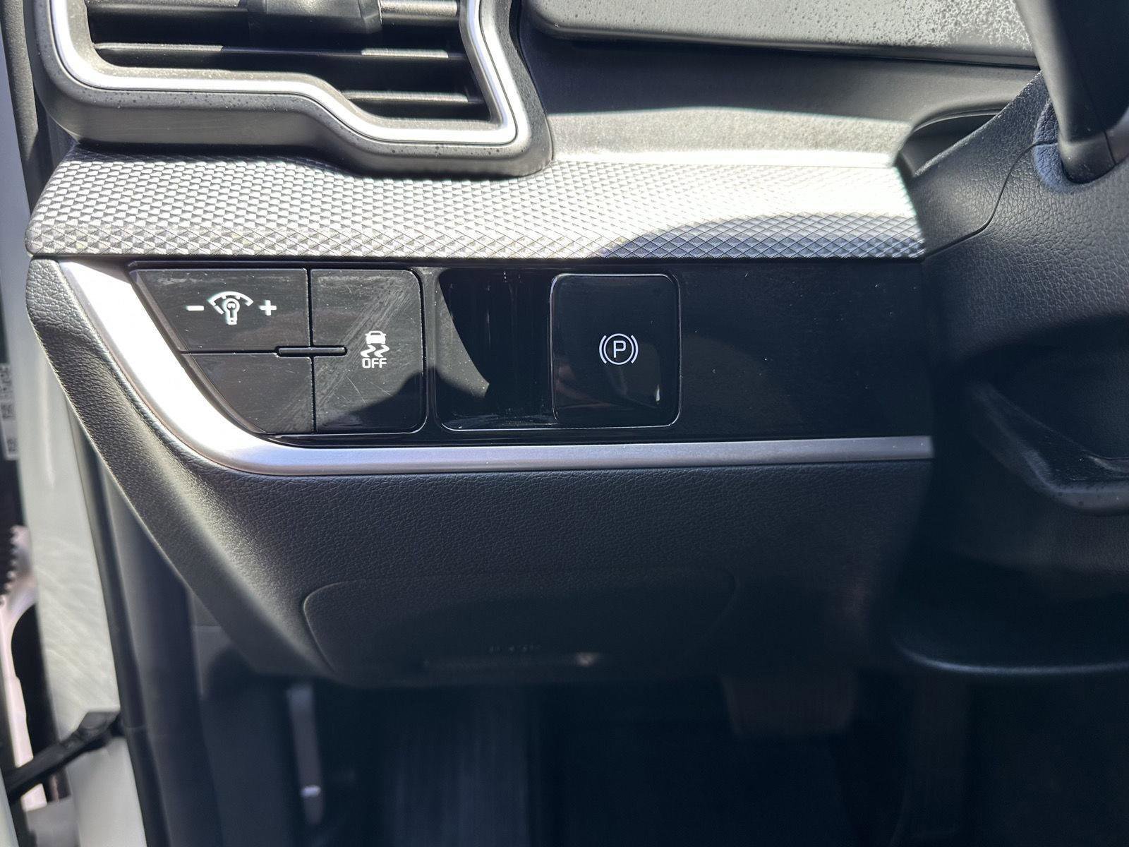 Used 2025 Kia Sportage LX FWD image 17