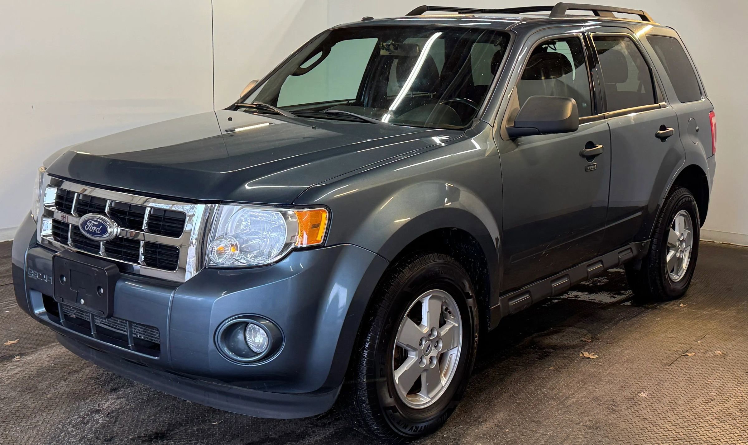 Used 2010 Ford Escape XLT image 2
