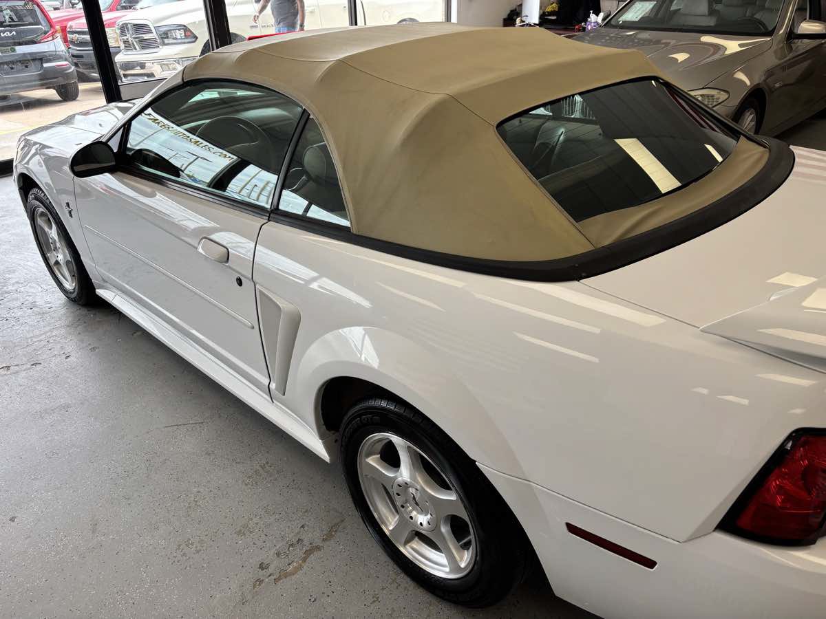 Used 2003 Ford Mustang Convertible RWD image 6