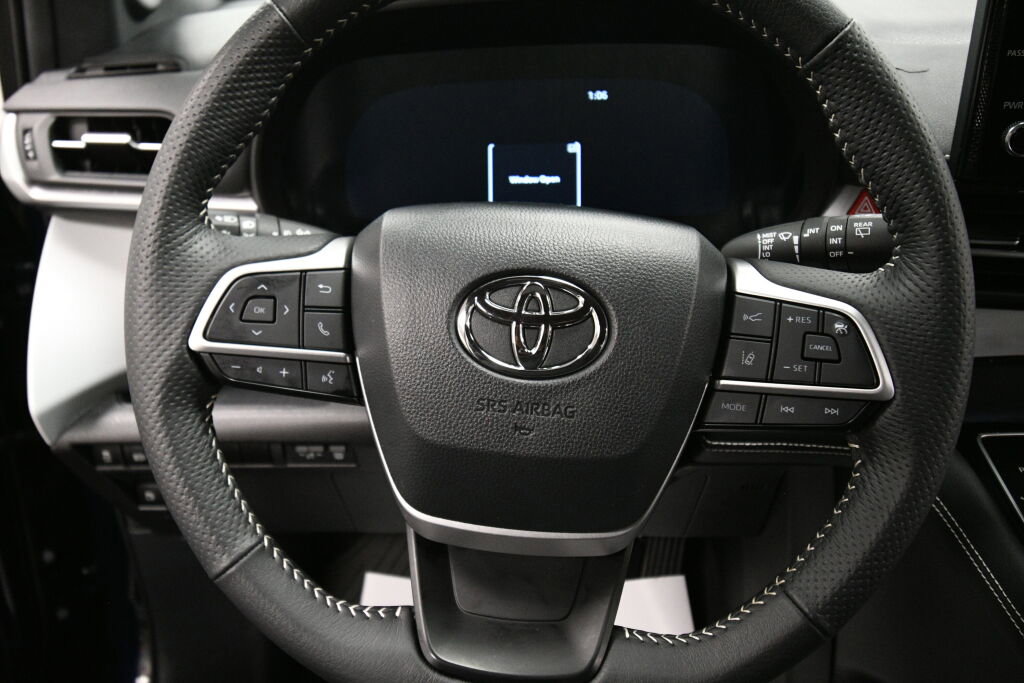 Used 2025 Toyota Sienna XSE w/ XSE Plus Package image 12