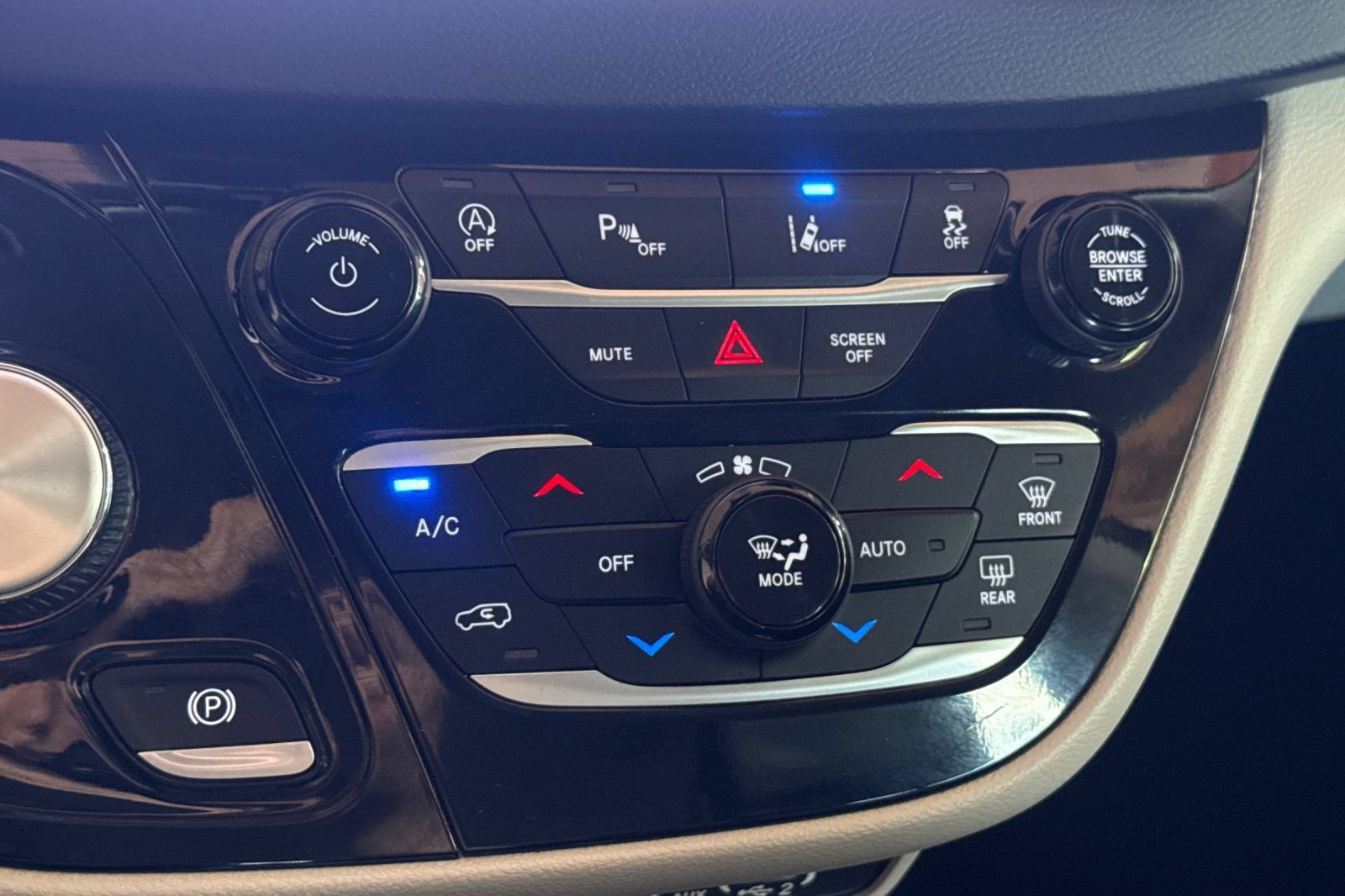 Used 2023 Chrysler Pacifica Touring-L FWD image 26