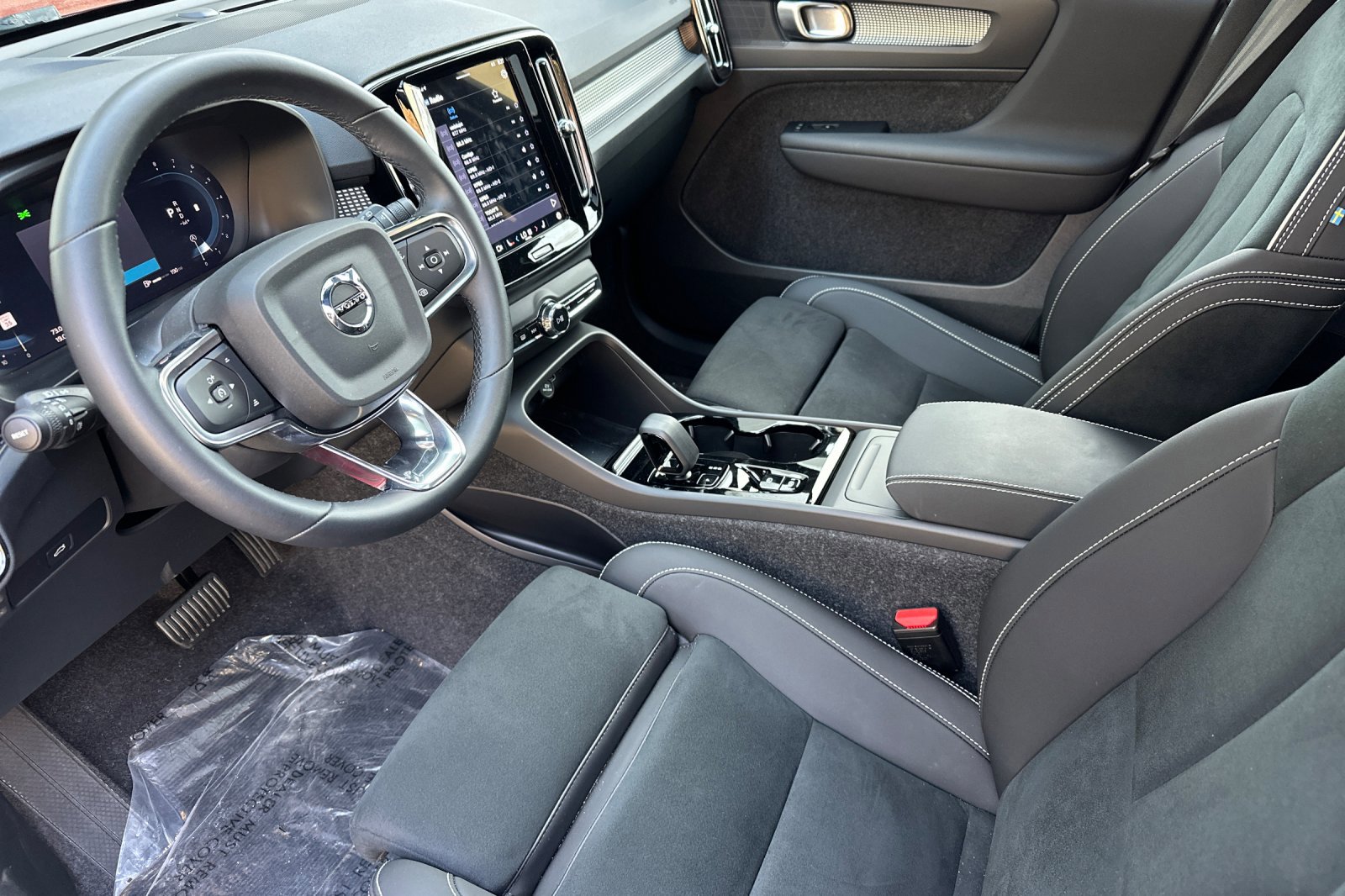 New 2025 Volvo XC40 B5 Plus image 10