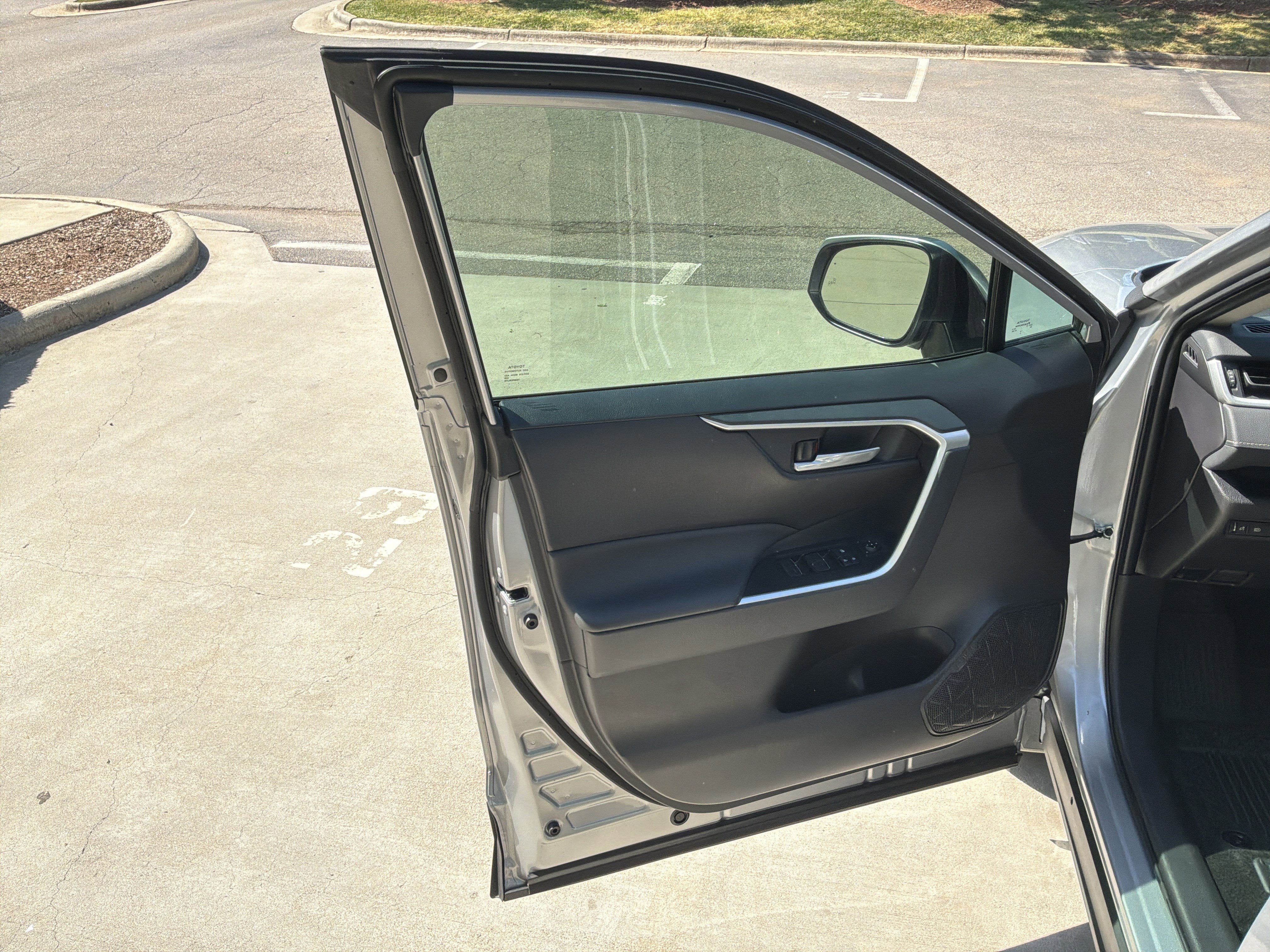 Used 2025 Toyota RAV4 XLE w/ Convenience Package FWD image 14