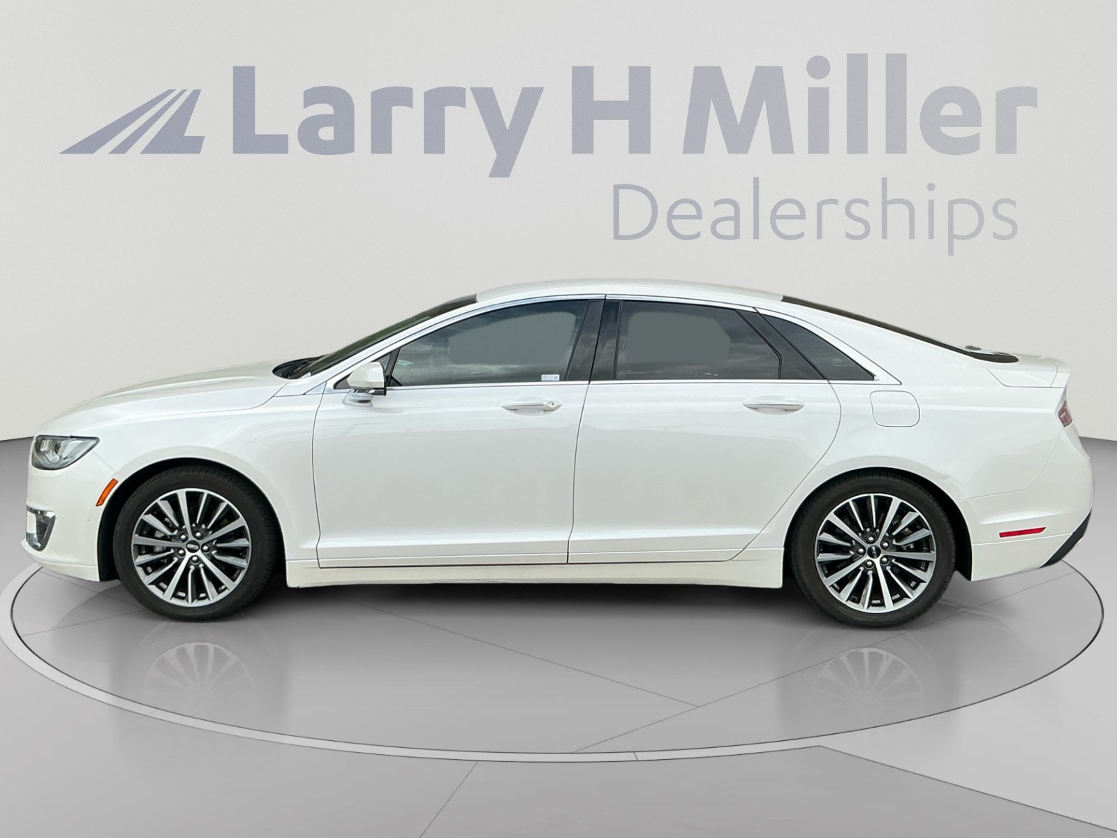 Used 2019 Lincoln MKZ Premiere FWD image 2