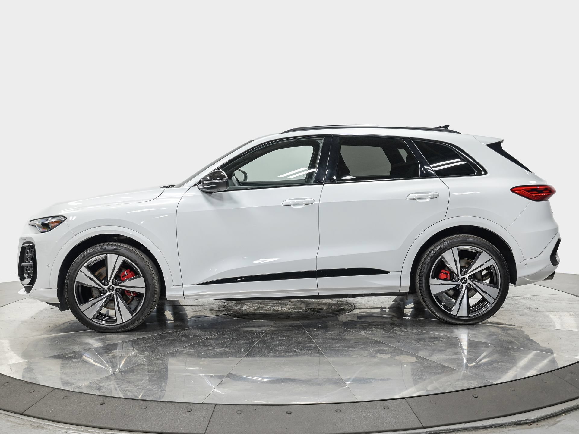 Used 2025 Audi SQ5 Premium Plus w/ Premium Plus Package AWD/4WD image 2