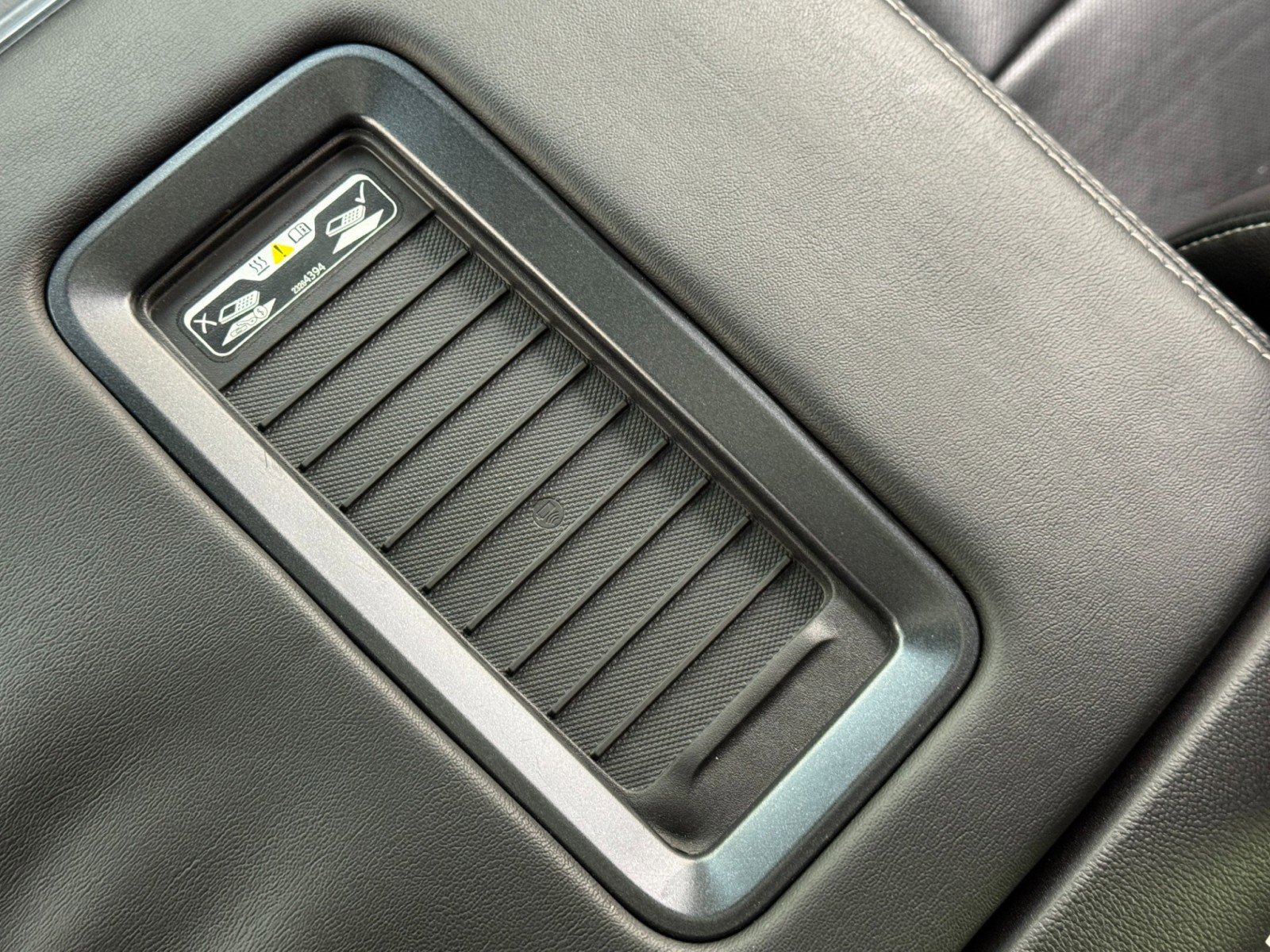 Used 2015 Chevrolet Suburban LTZ RWD image 33