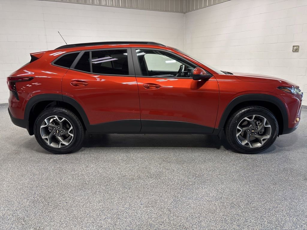 Used 2024 Chevrolet Trax LT w/ Driver Confidence Package FWD image 8