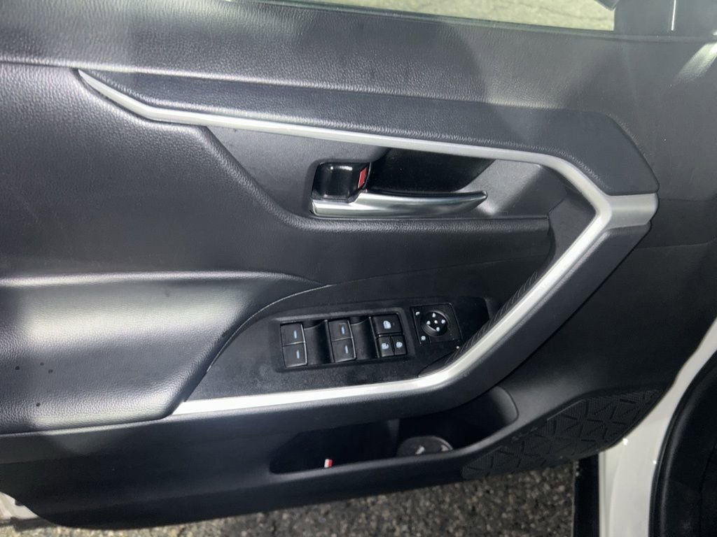 Used 2025 Toyota RAV4 XLE AWD/4WD image 16