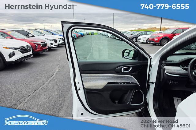 Used 2024 Jeep Compass Latitude image 13