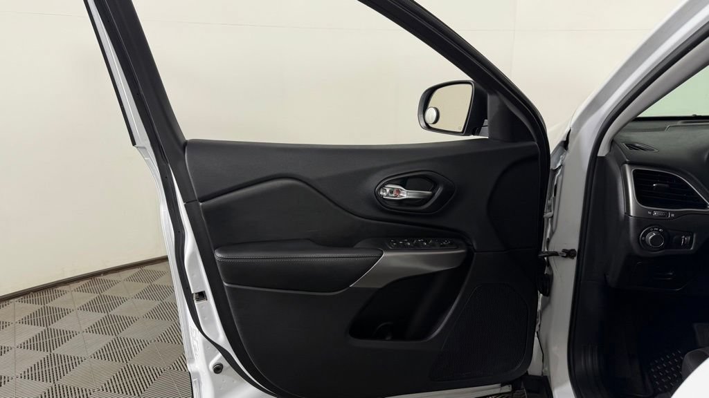 Used 2019 Jeep Cherokee Sport w/ Cold Weather Group AWD/4WD image 12