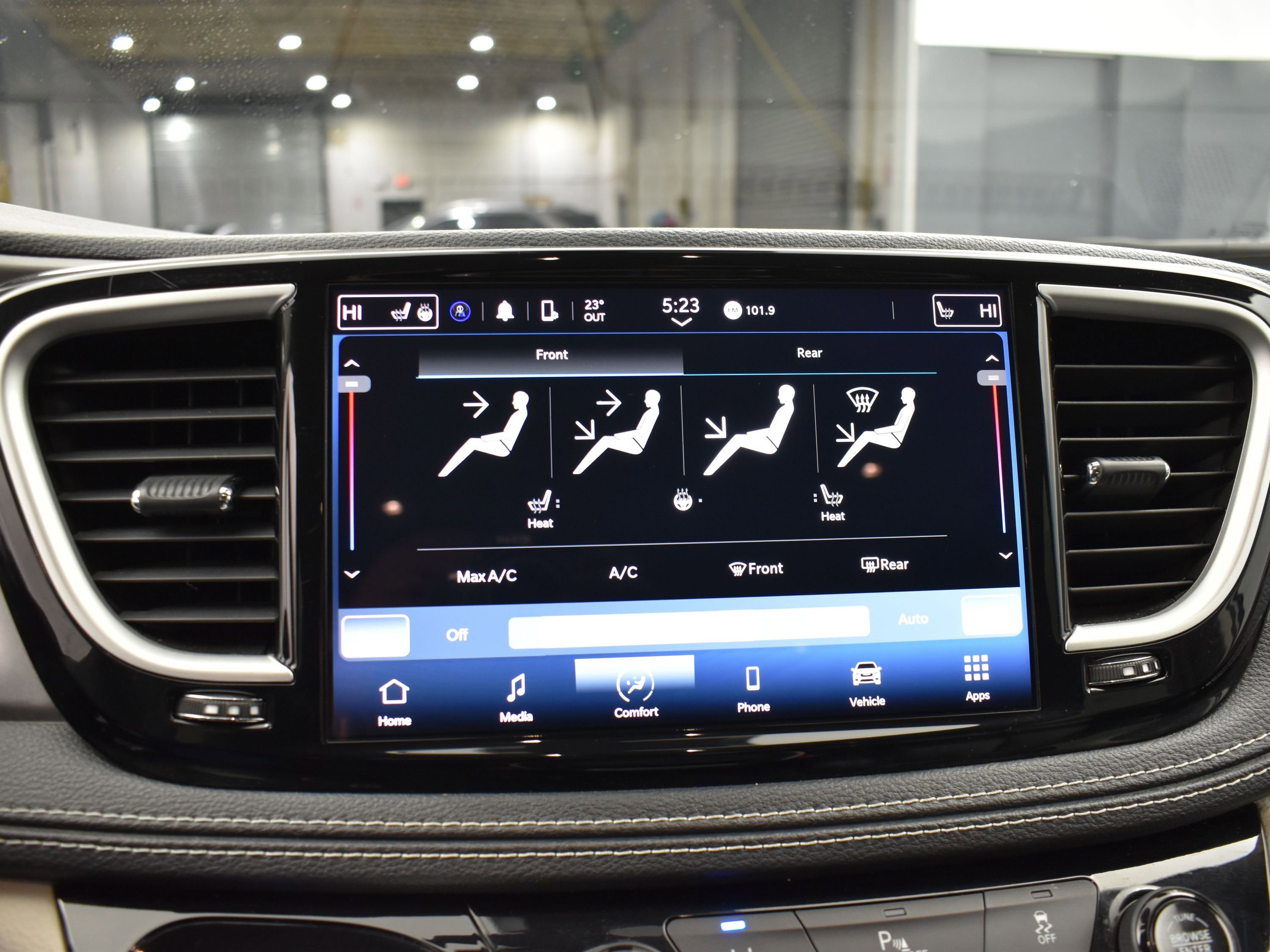 Used 2023 Chrysler Pacifica Touring-L image 12