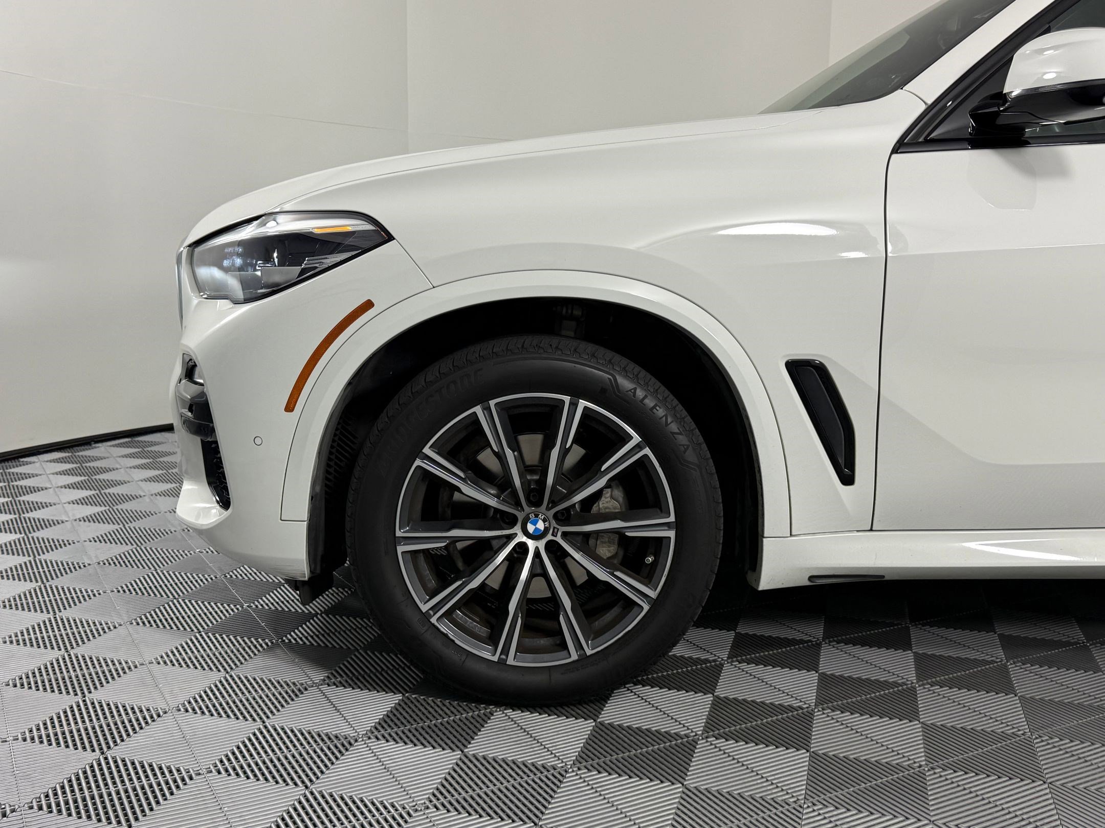 Used 2019 BMW X5 xDrive40i w/ M Sport Package image 12