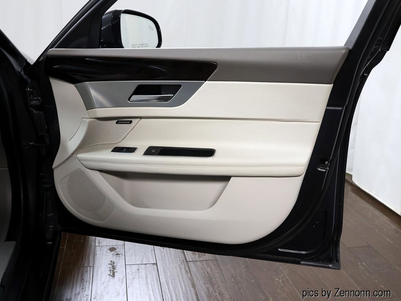 Used 2020 Jaguar XF Prestige image 32