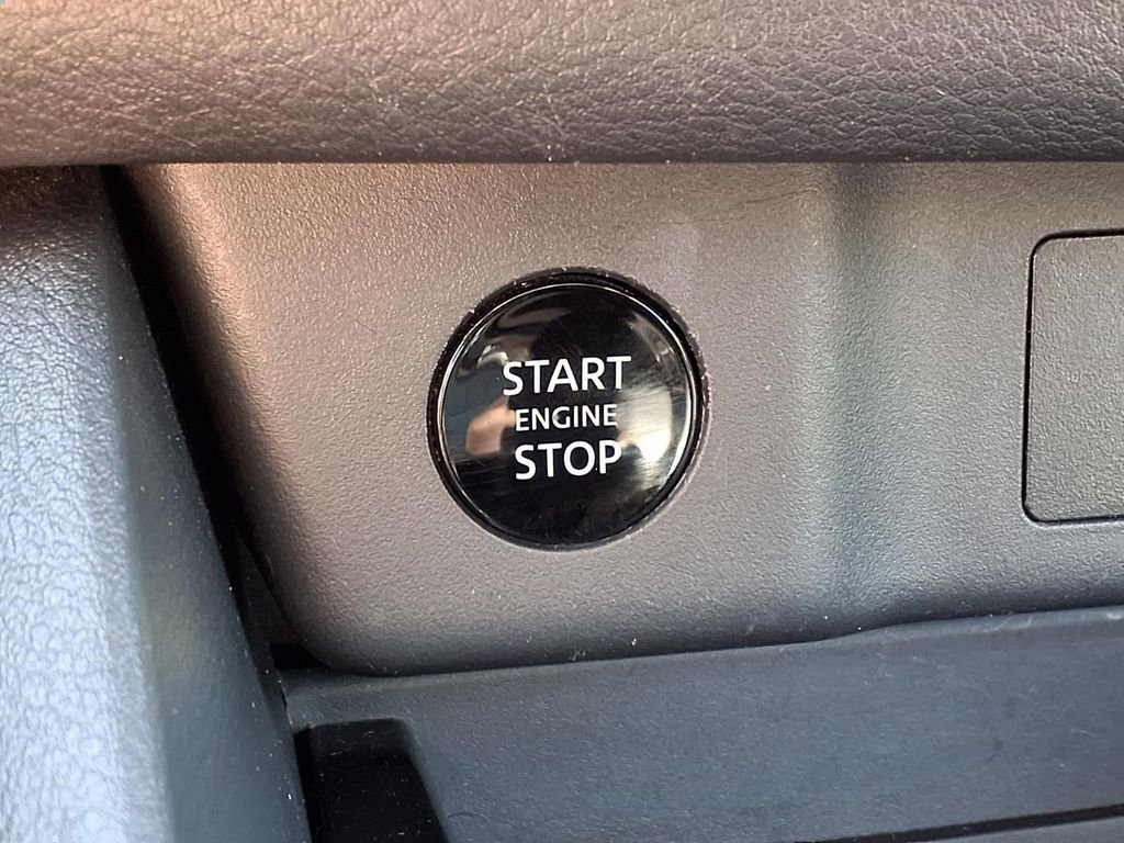 Used 2025 Nissan Rogue SV FWD image 9