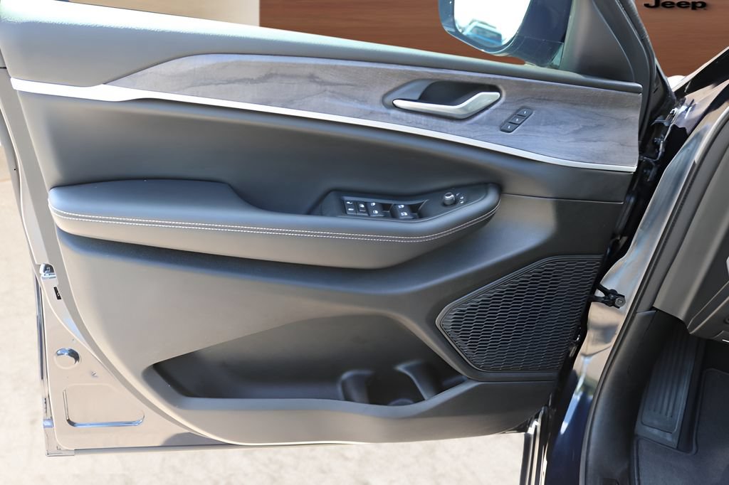 Used 2024 Jeep Grand Cherokee Limited RWD image 11