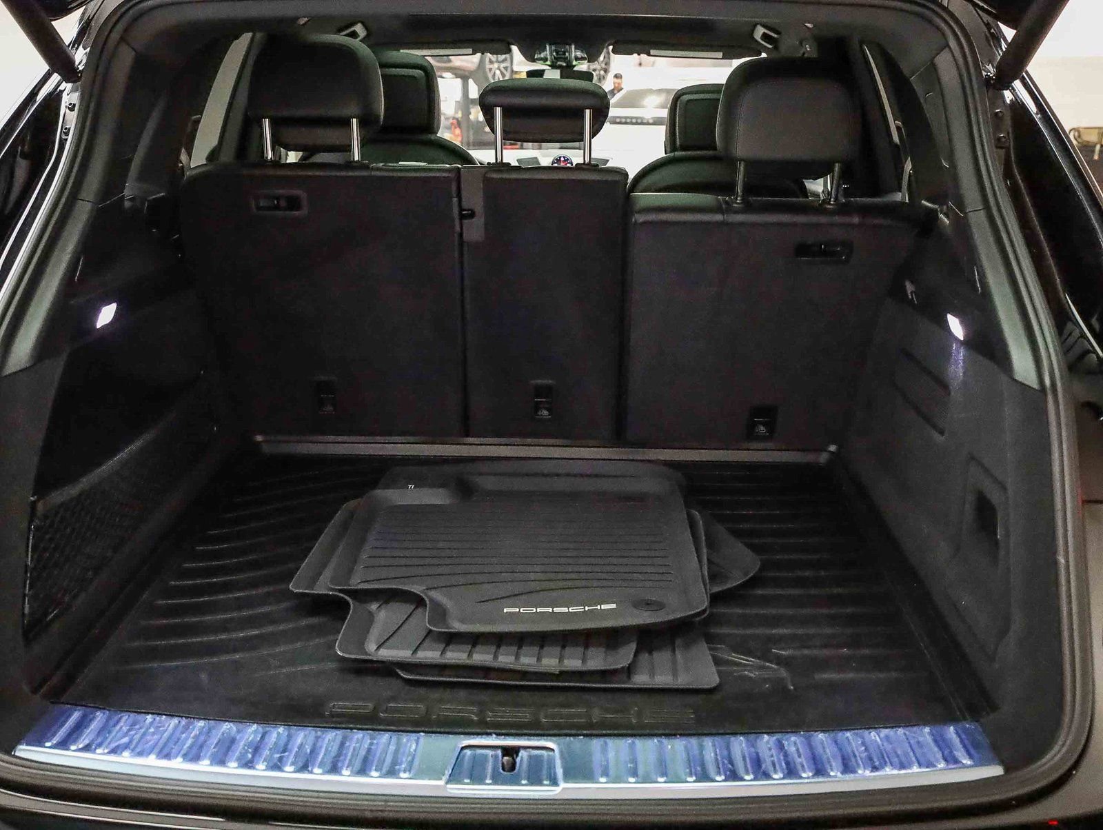 Certified 2023 Porsche Cayenne Platinum Edition image 31