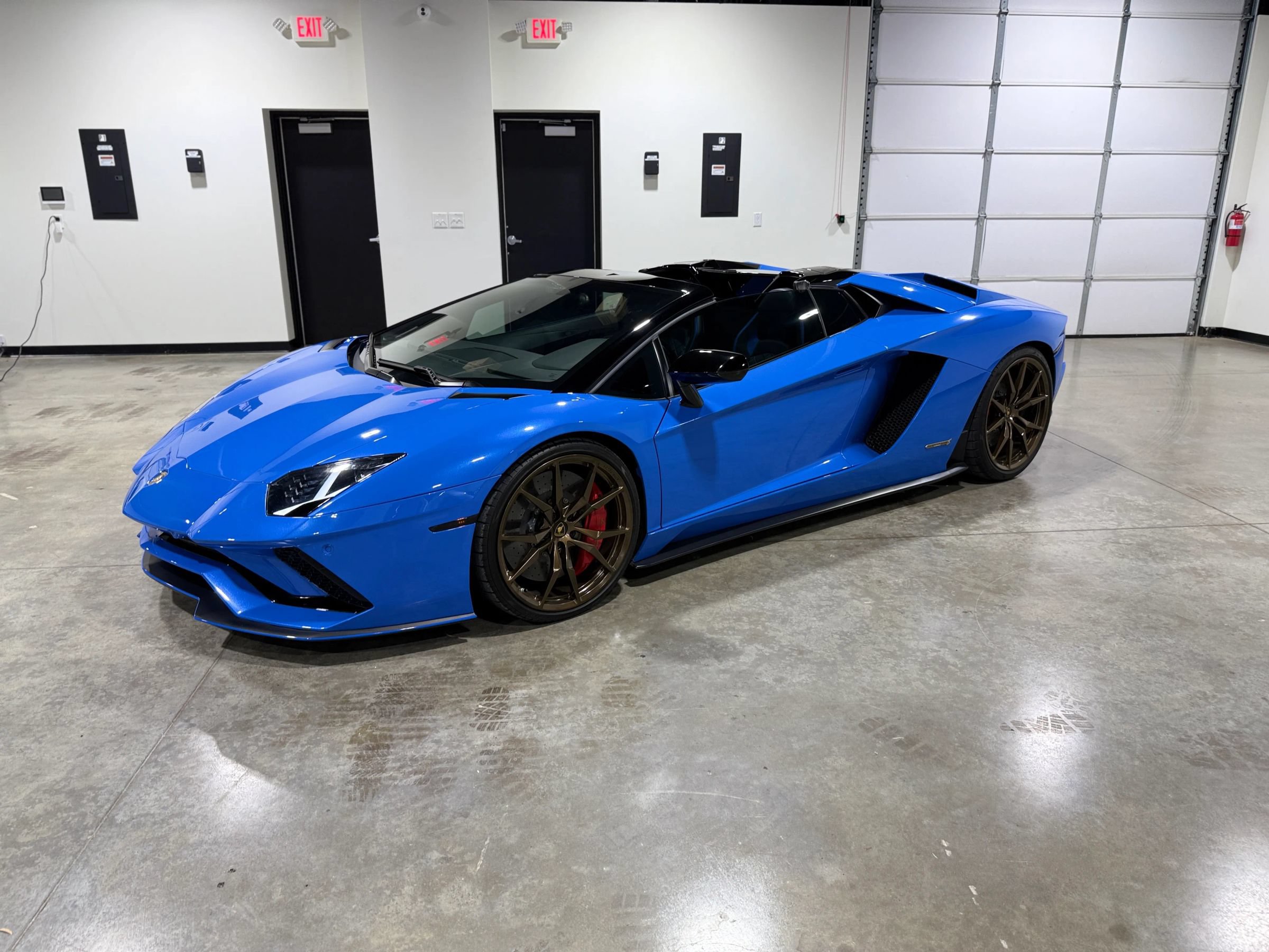 Used 2018 Lamborghini Aventador S AWD/4WD image 3