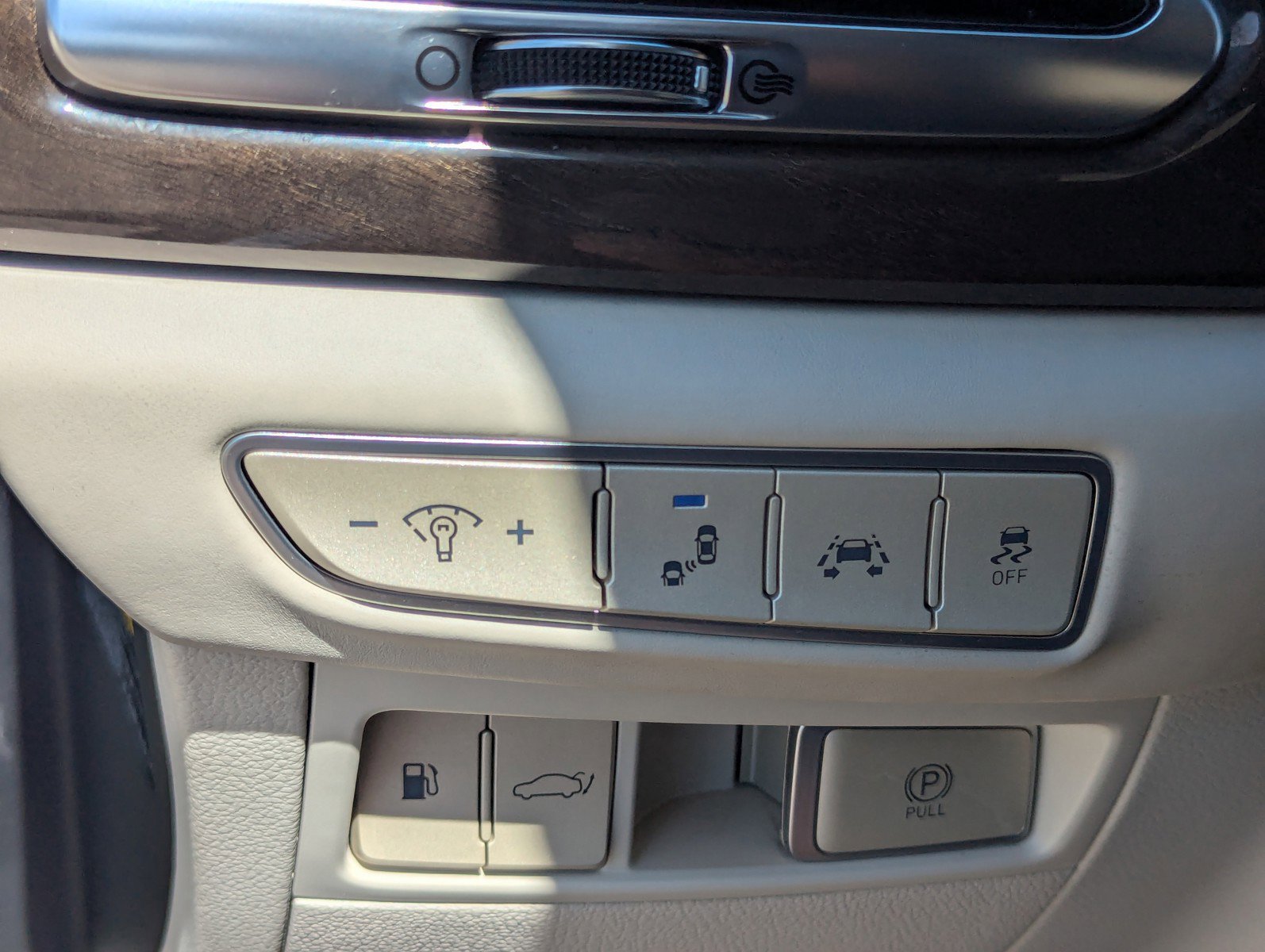 Used 2018 Genesis G90 3.3T Premium image 30