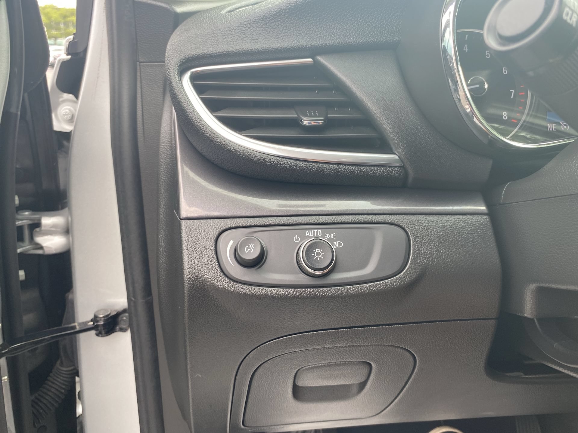 Used 2022 Buick Encore Preferred w/ Safety Package AWD/4WD image 18