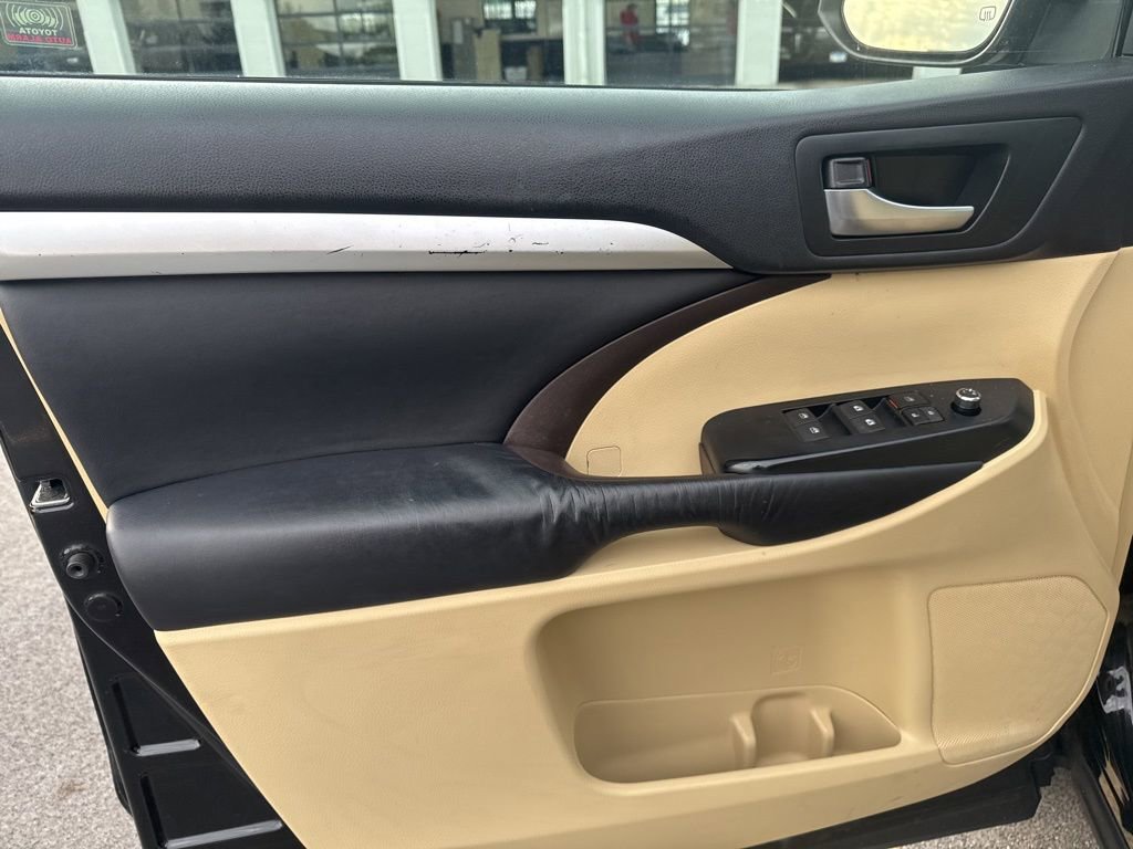 Used 2016 Toyota Highlander XLE AWD/4WD image 11
