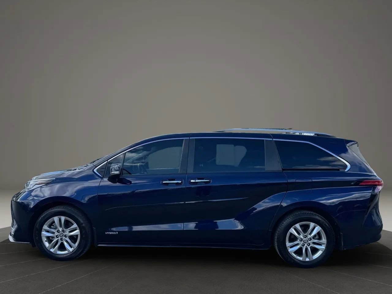 Used 2021 Toyota Sienna Limited FWD image 2