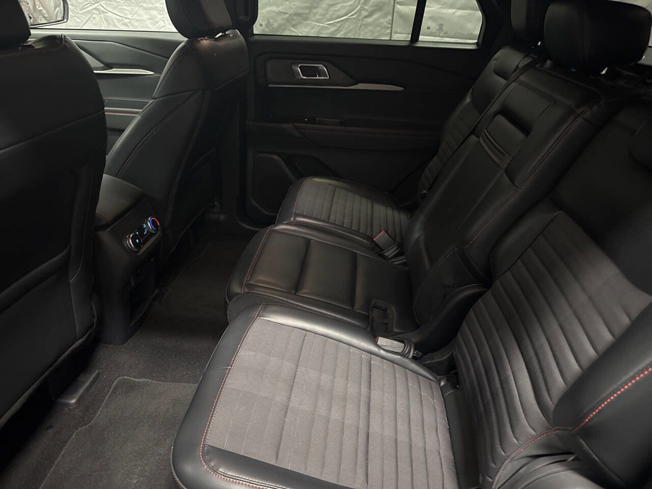 Used 2025 Ford Explorer ST-Line w/ ST-Line Street Pack image 12