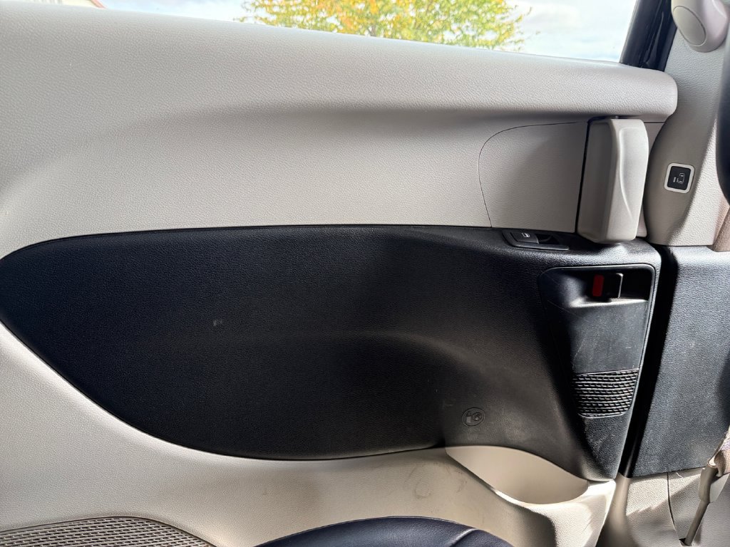 Used 2024 Chrysler Pacifica Limited FWD image 35
