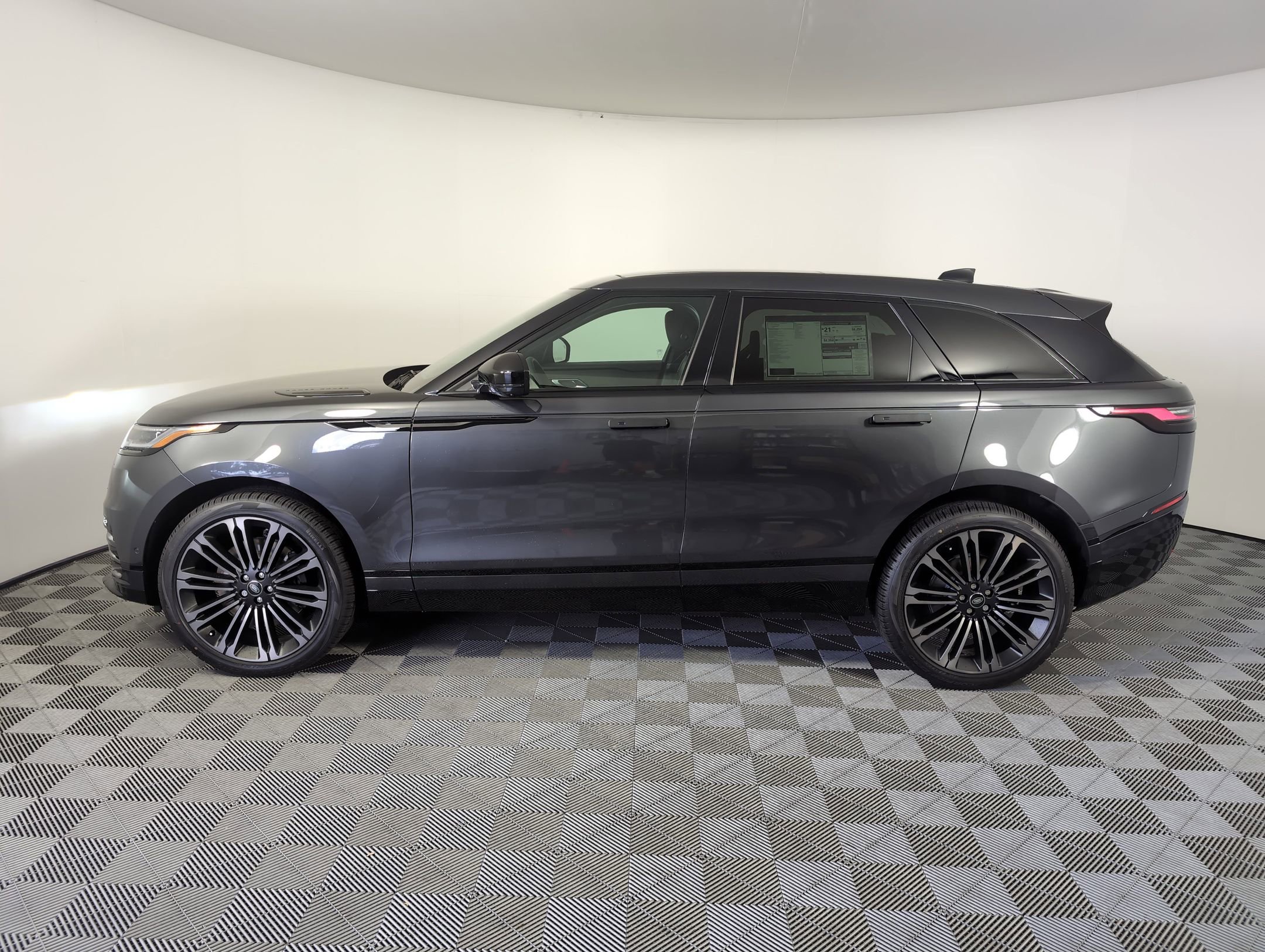 Used 2026 Land Rover Range Rover Velar Dynamic SE image 2