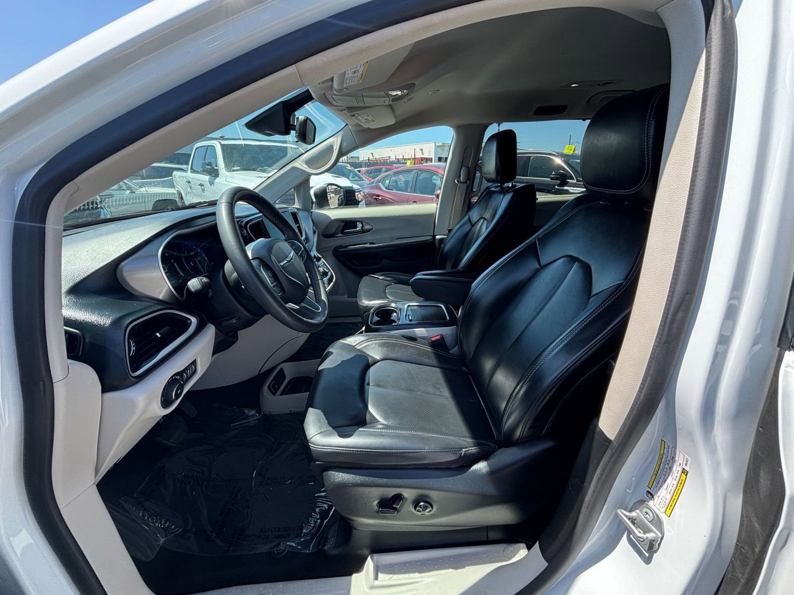 Used 2023 Chrysler Pacifica Touring-L FWD image 28