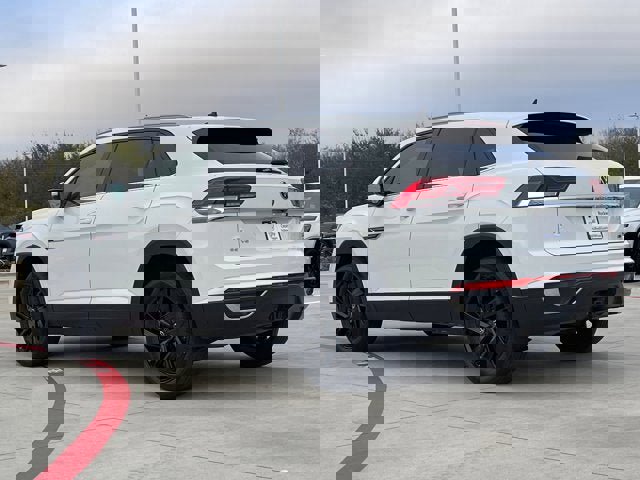 Used 2022 Volkswagen Atlas Cross Sport SE w/ Panoramic Sunroof Package image 4