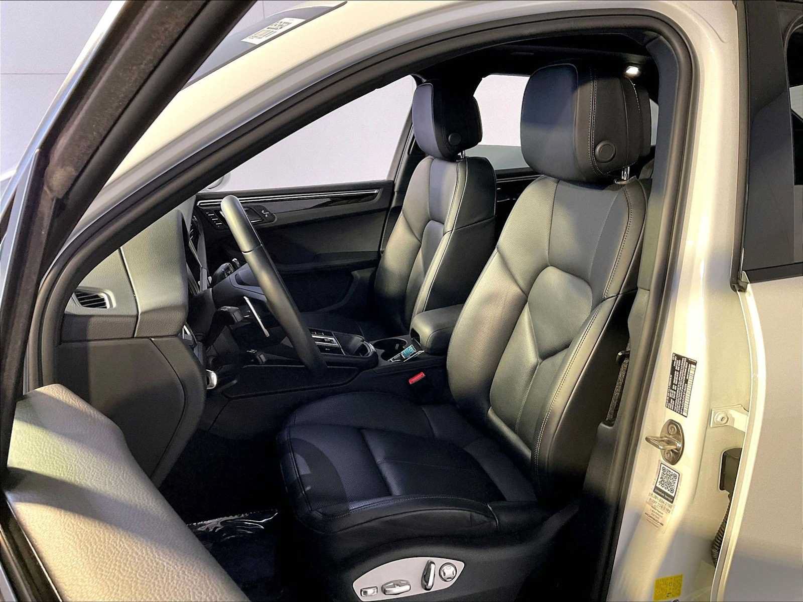 Certified 2023 Porsche Macan AWD/4WD image 5