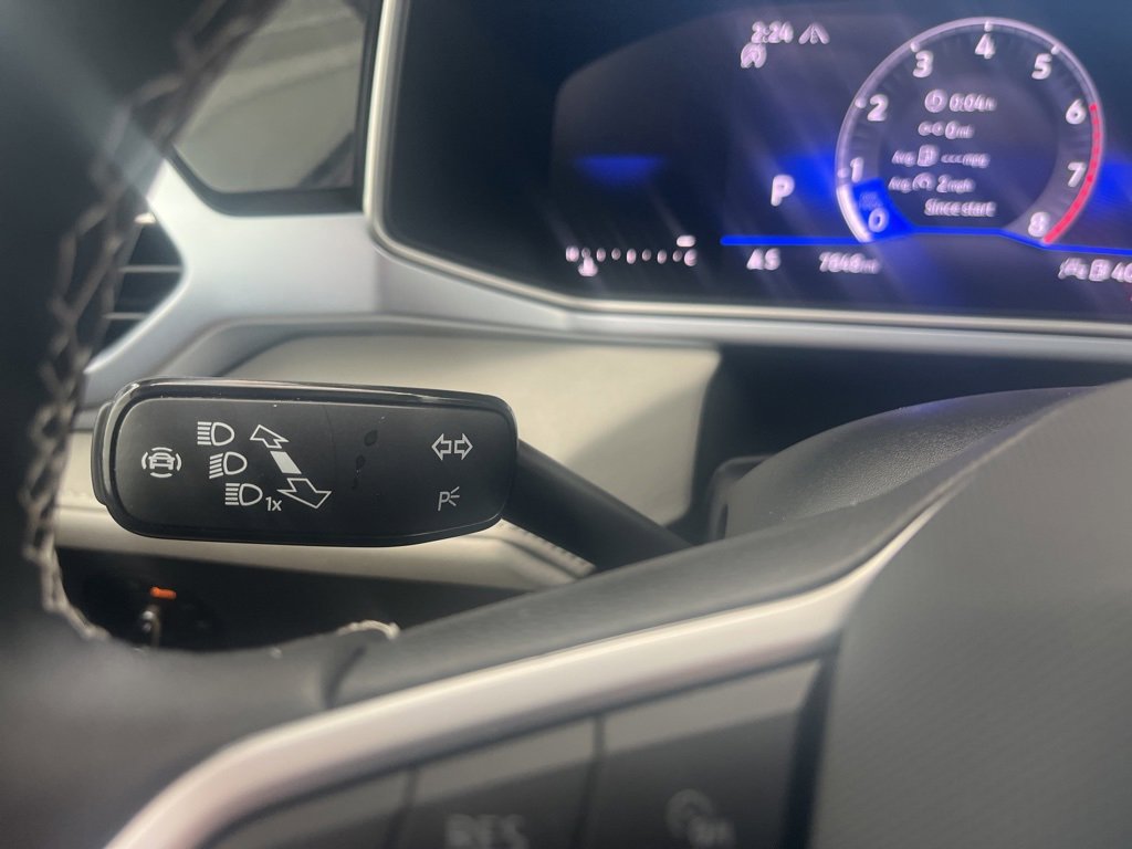 Certified 2025 Volkswagen Taos SE image 20