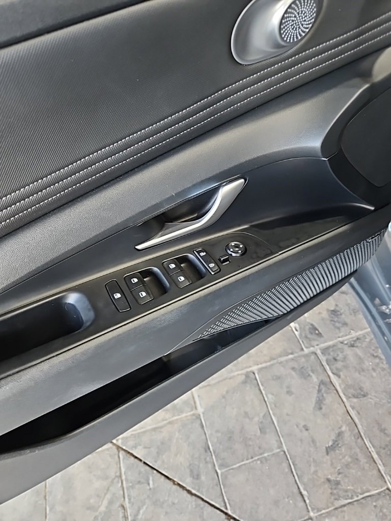 Used 2023 Hyundai Elantra Limited image 26
