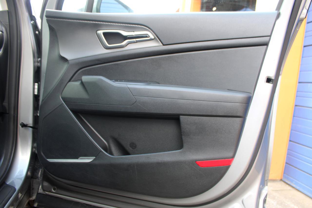 Used 2024 Kia Sportage LX image 40