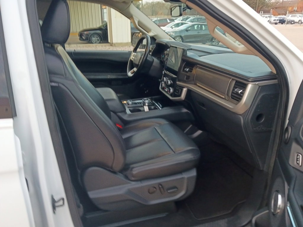 Used 2024 Ford Expedition XLT image 5