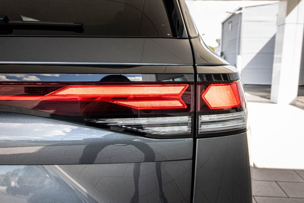 Certified 2025 Volkswagen Tiguan SE image 17