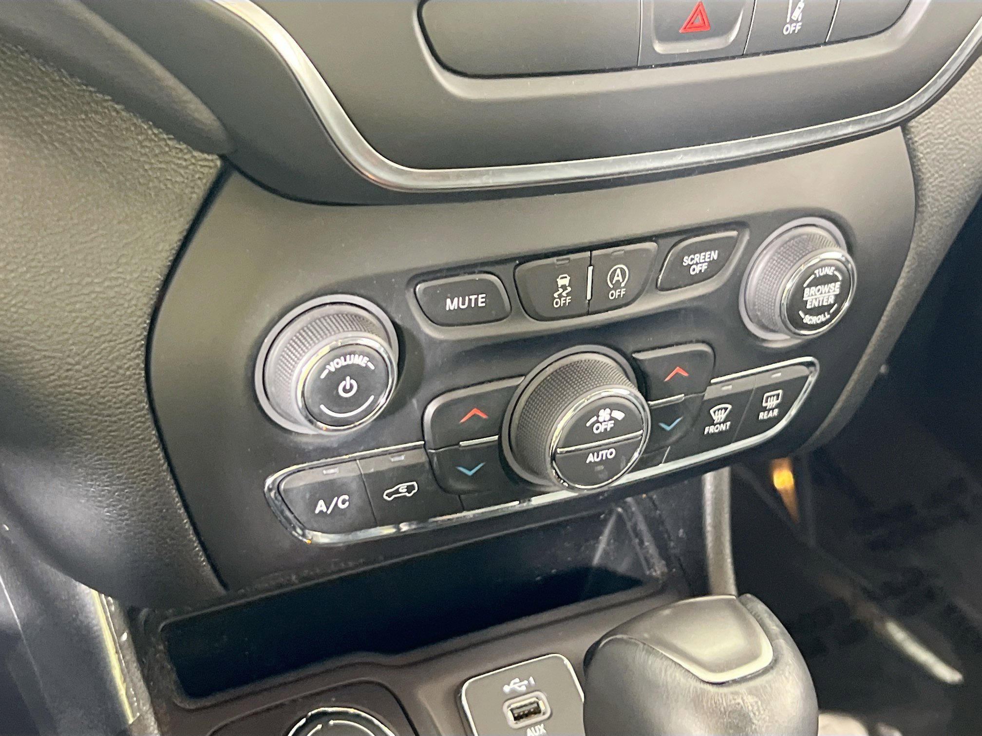 Used 2022 Jeep Cherokee Latitude Lux w/ Mopar Interior Package image 15