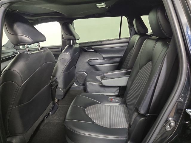Used 2025 Toyota Highlander XSE AWD/4WD image 16