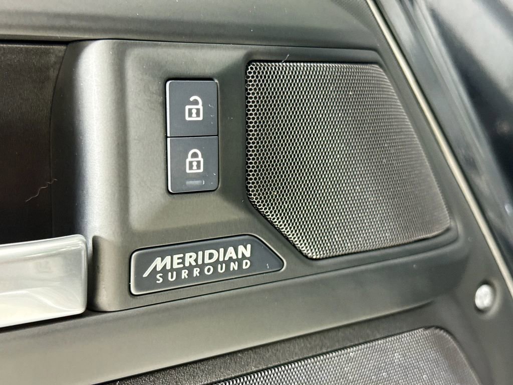 Used 2025 Land Rover Defender 110 X-Dynamic SE image 24