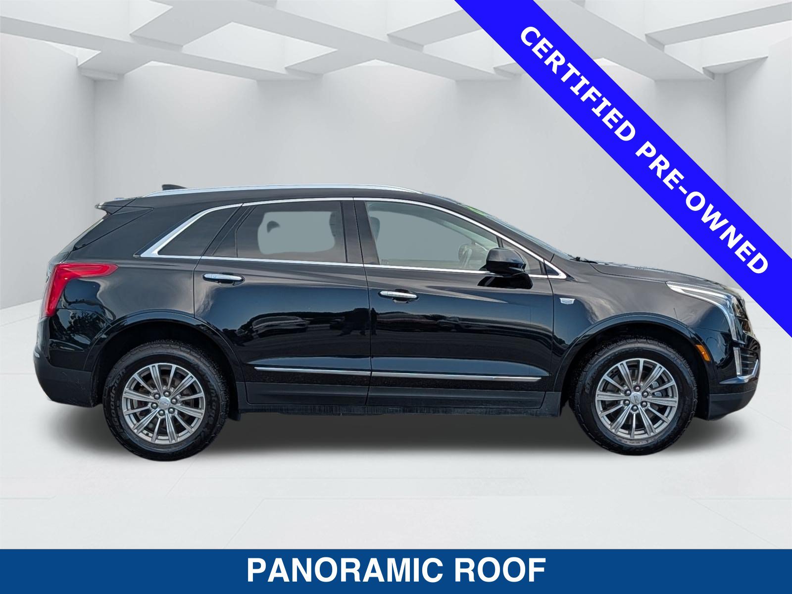 Used 2017 Cadillac XT5 Luxury w/ Driver Awareness Package FWD image 3