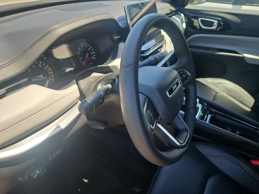 Used 2025 Jeep Compass Limited AWD/4WD image 2