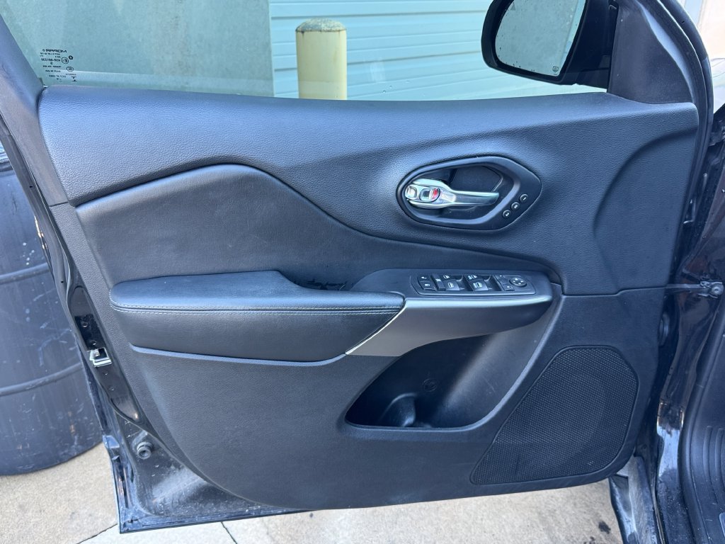 Used 2019 Jeep Cherokee Limited AWD/4WD image 15