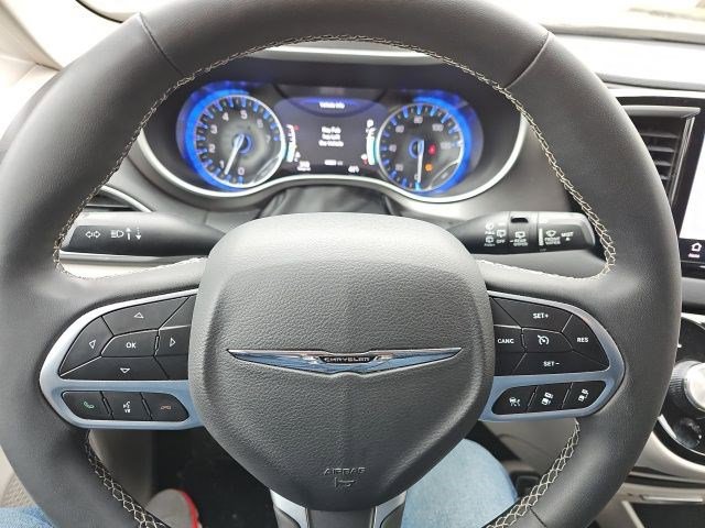 Used 2024 Chrysler Pacifica Touring-L image 21