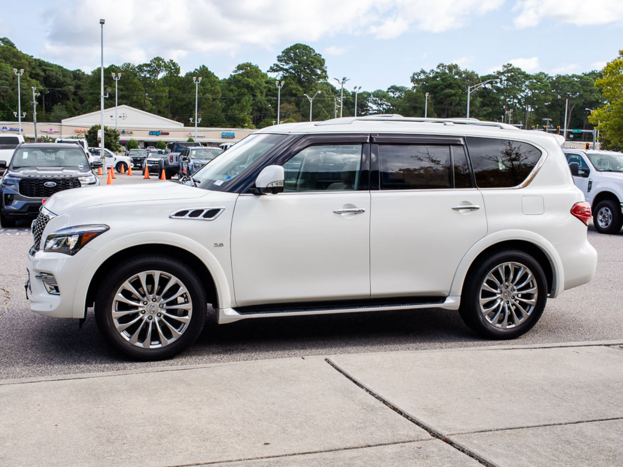 Used 2015 INFINITI QX80 4WD w/ 22" Wheel Package image 3
